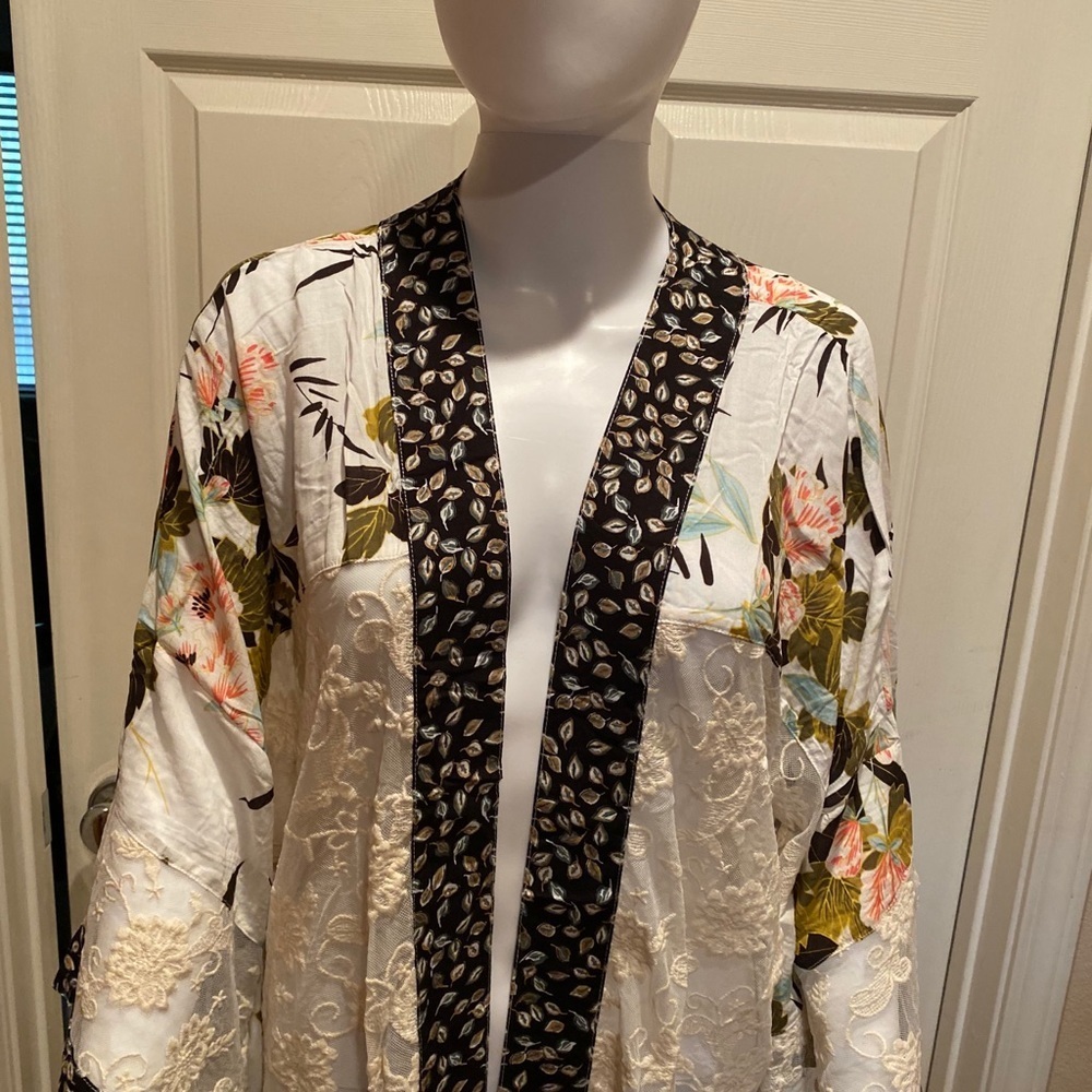 Floral lace accent maxi kimono - Picture 2 of 4
